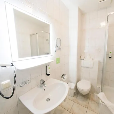Hotel Fritz Schoene Lage Im Gruenen Mit Regionaler Kueche Kostenfreien Parkplaetzen Und E Ladestation 3*
